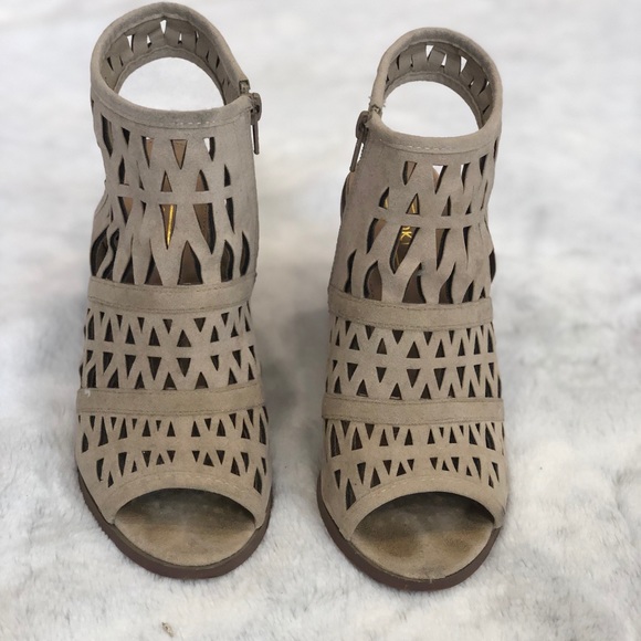 Yoki Laser cut block heel sandals. Size 8.5 - Picture 2 of 5